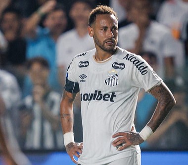 Neymar cobra uma presença maior da torcida do Santos