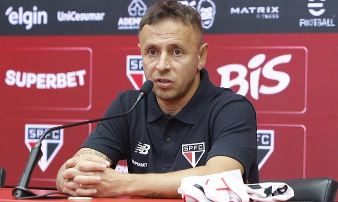 Executivo do São Paulo, Rafinha é advertido pelo STJD por reclamações na derrota para o Grêmio