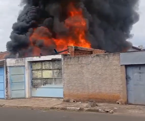 Incêndio destrói fábrica de sacos para lixo em Itapira 