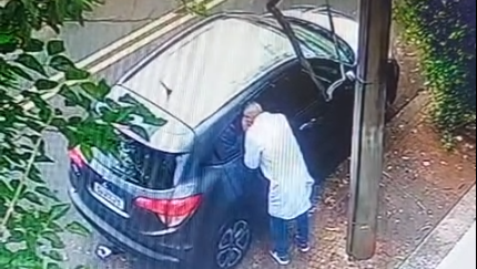 Bandido usando jaleco branco quebra vidro de carro e furta bolsas em Campinas 