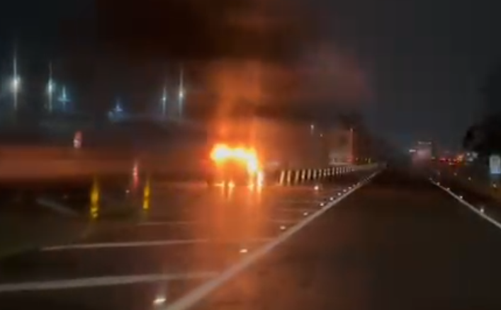 Carro pega fogo no acostamento da Anhanguera em Valinhos 
