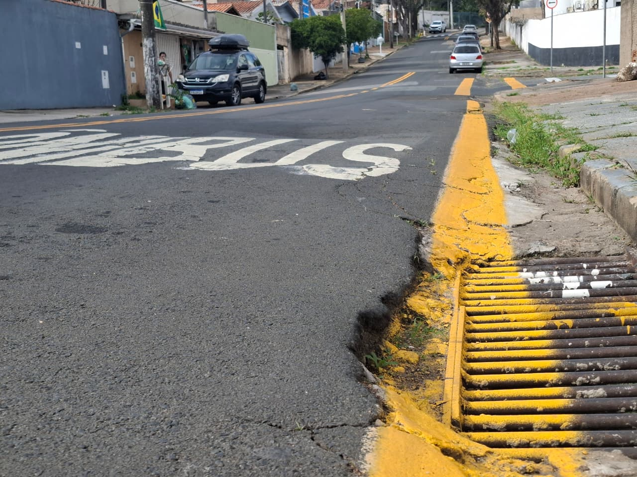 Ruas esburacadas recebem sinalização viária sem operação prévia de recapeamento