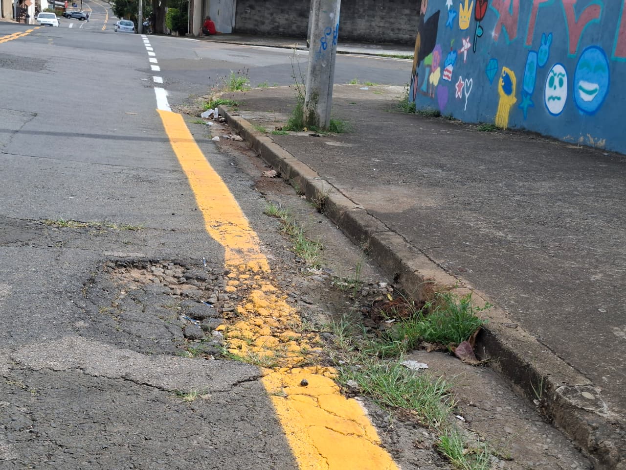 Ruas esburacadas recebem sinalização viária sem operação prévia de recapeamento