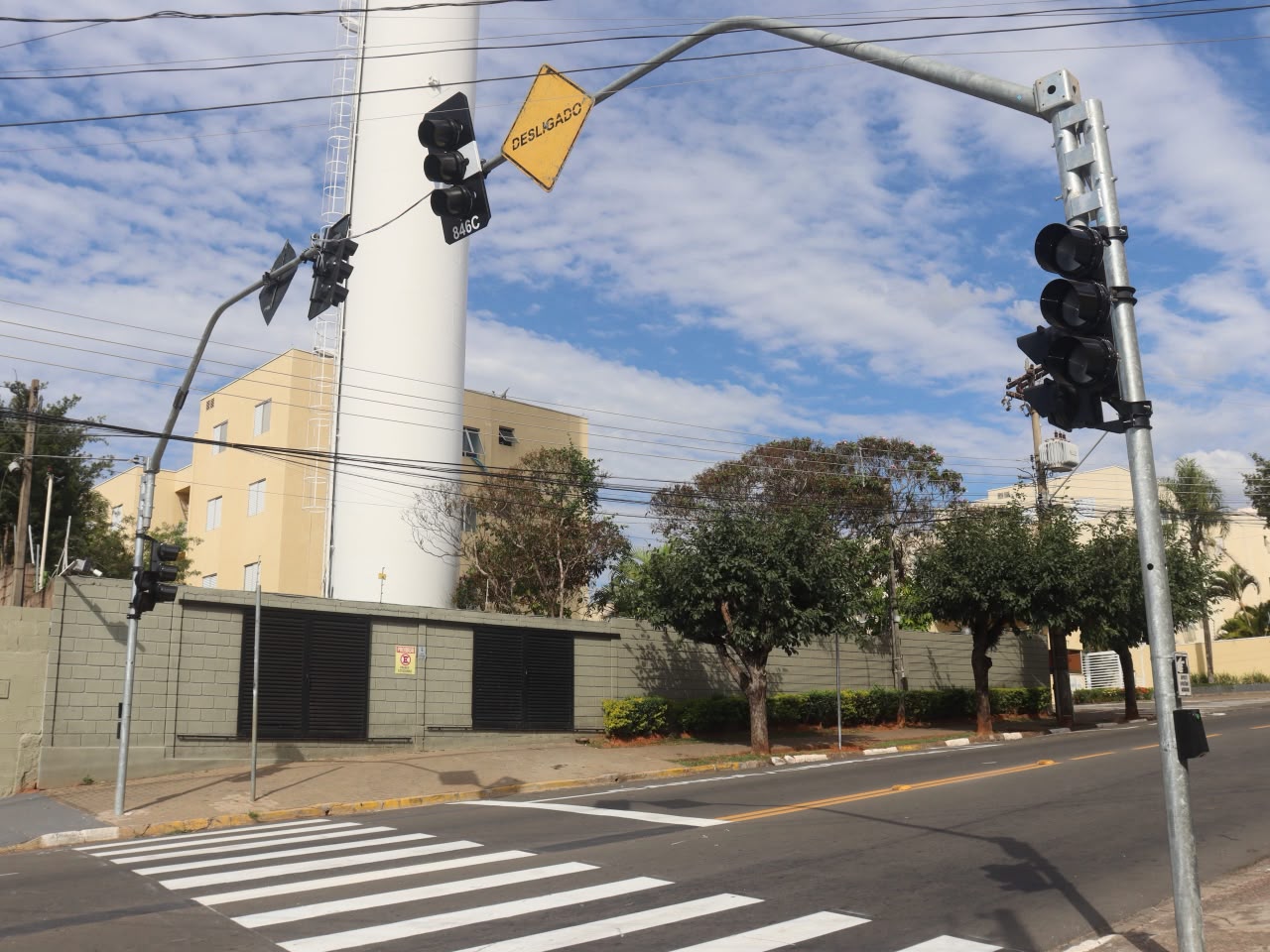 Travessia na avenida das Andorinhas tem novo semáforo e botoeiras