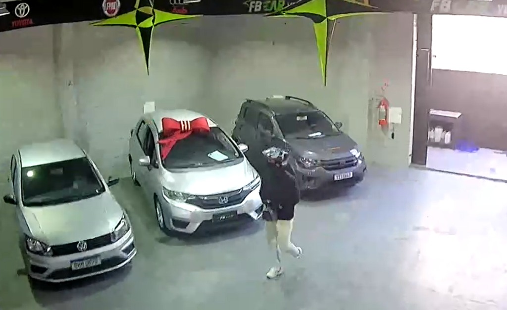 Criminosos armados assaltam loja de veículos e trancam funcionário no banheiro em Hortolândia 