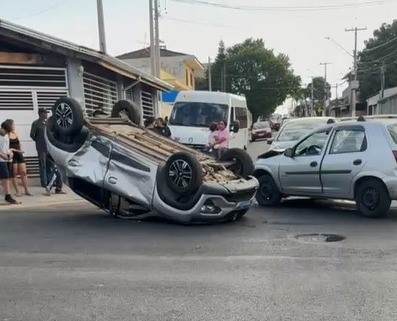 Batida entre três carros acaba com veículo capotado em cruzamento de Hortolândia 