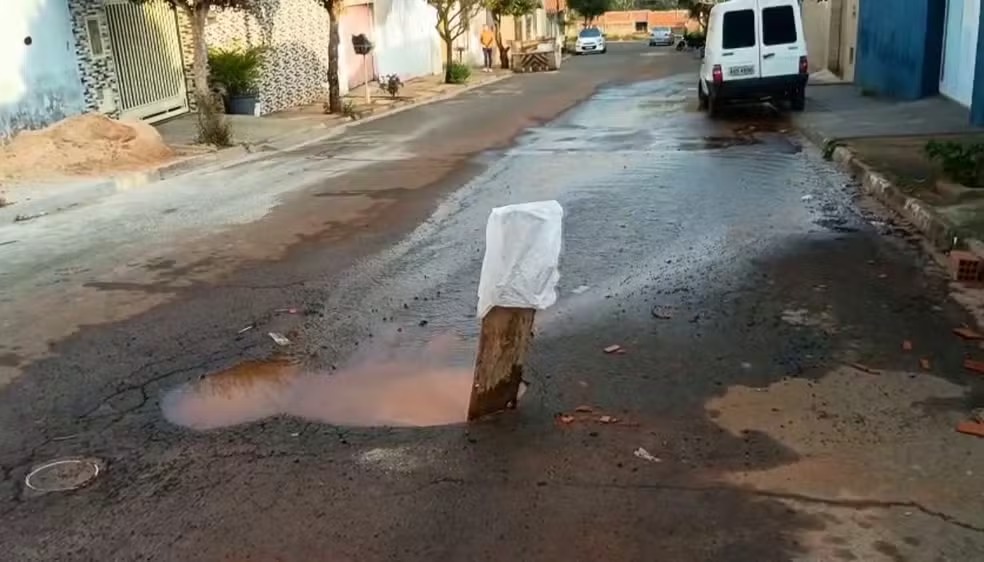 Motociclista fica em estado grave após micro-ônibus desviar de buraco e atingir veículo em Cosmópolis 