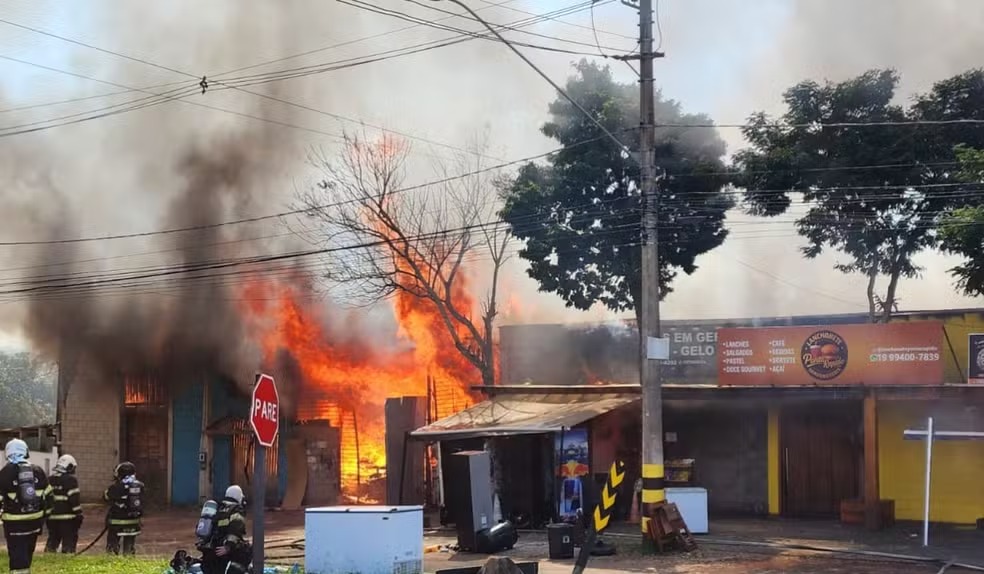 Incêndio em estoque de madeira interdita Estrada da Rhodia, em Campinas