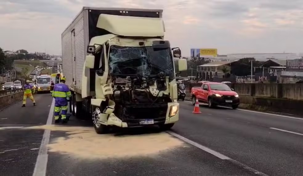 Batida entre caminhões deixa dois feridos na Rodovia Anhanguera, em Sumaré 
