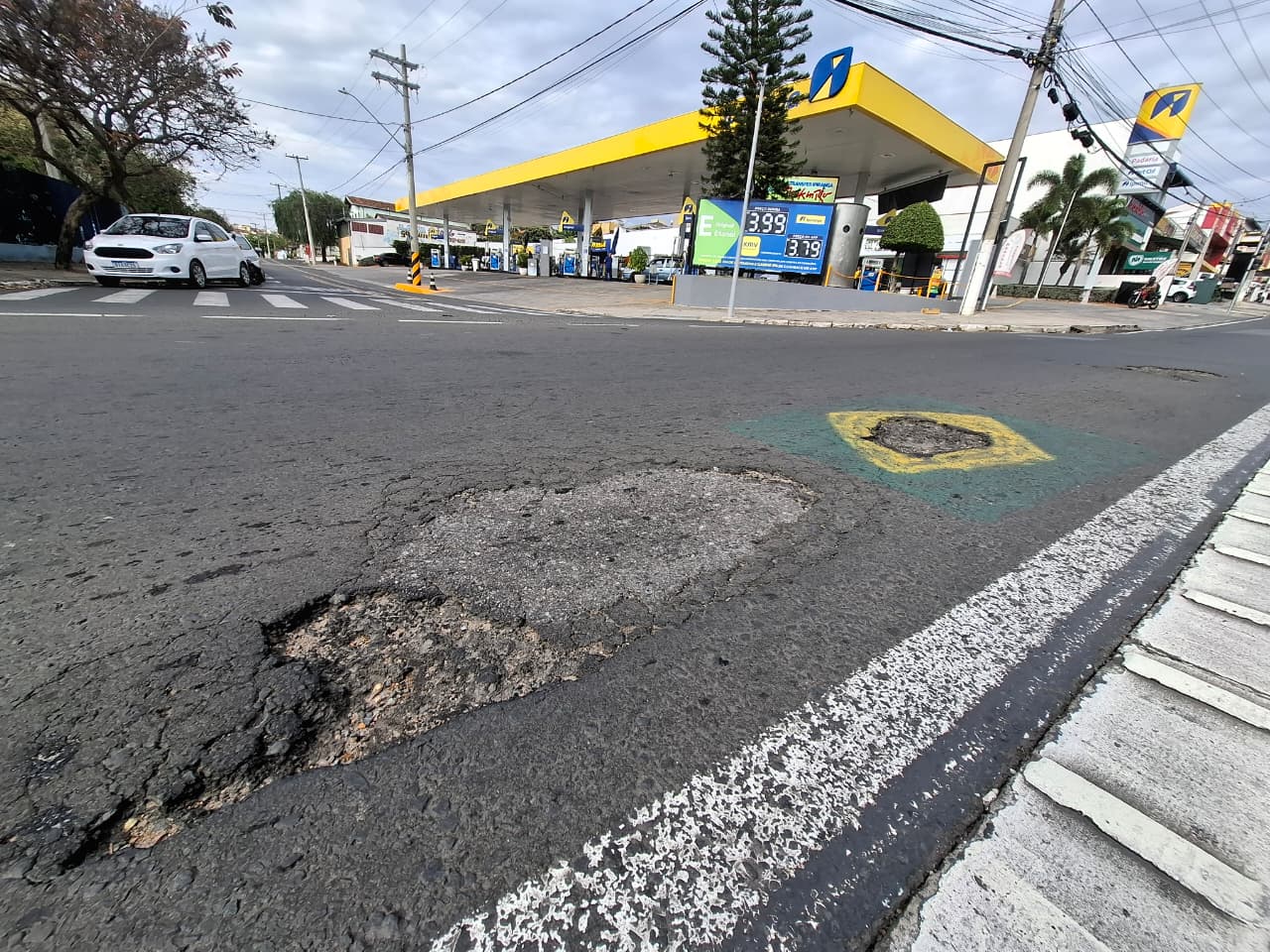 Avenida Ruy Rodrigues tem série de buracos e até ‘buraco da Copa’ em Campinas