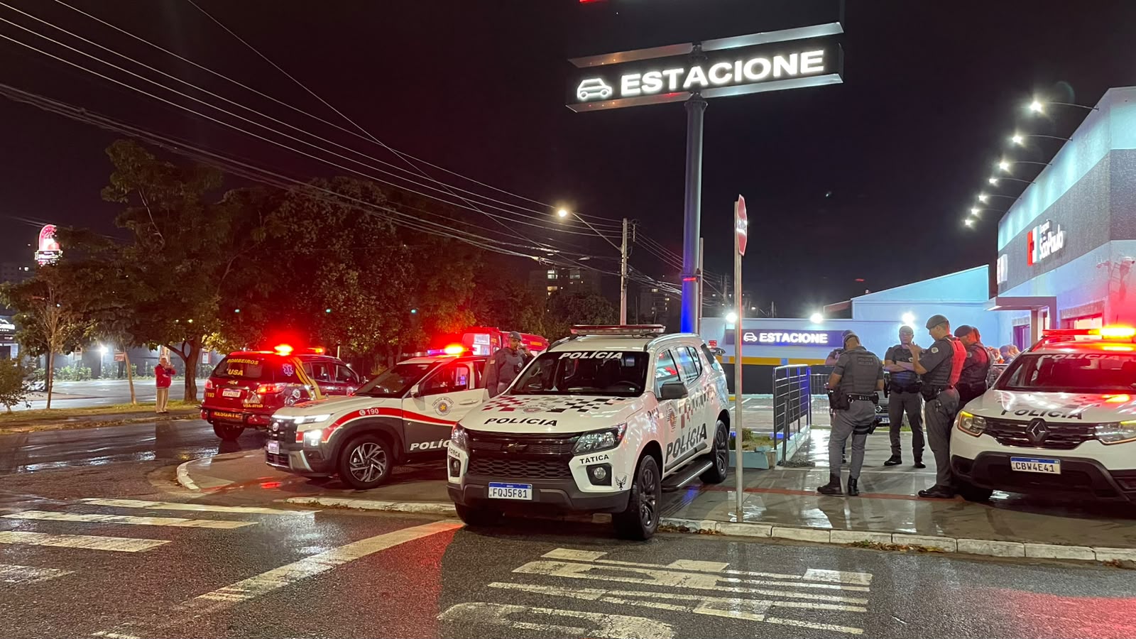Homem morre após trocar tiros com policiais em assalto a farmácia da Baden Powell 