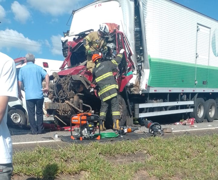 Engavetamento entre quatro veículos deixa uma pessoa morta e quatro feridas na SP-340 