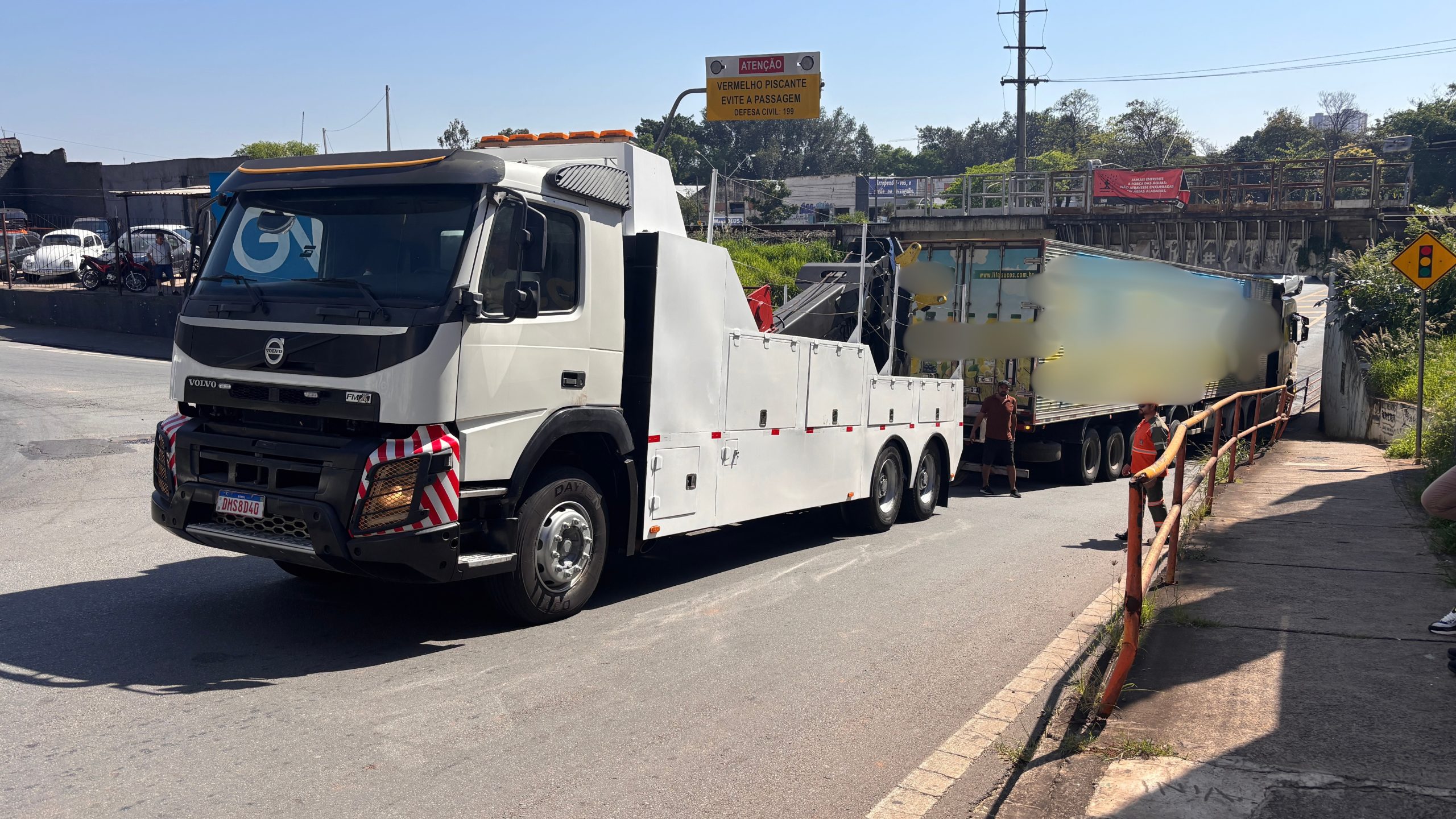 Caminhão fica preso ao tentar passar por viaduto em Limeira