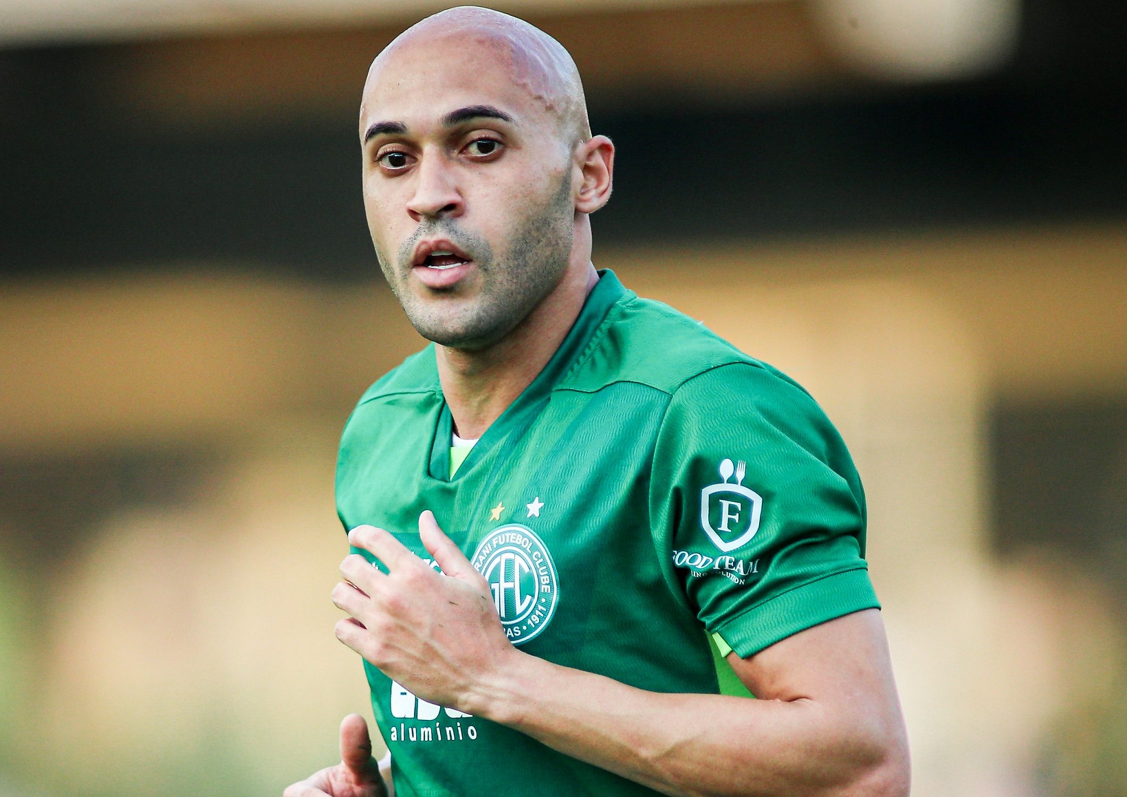 Guarani renova com Dudu e empresta lateral para Chapecoense