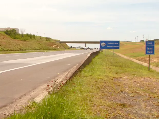 Colisão entre caminhão e carreta causa lentidão na Rodovia dos Bandeirantes