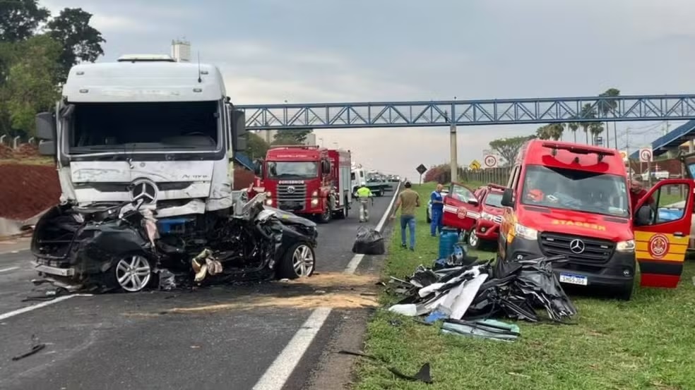 Motorista morre após bater de frente com carreta na Rodovia Zeferino Vaz em Paulínia