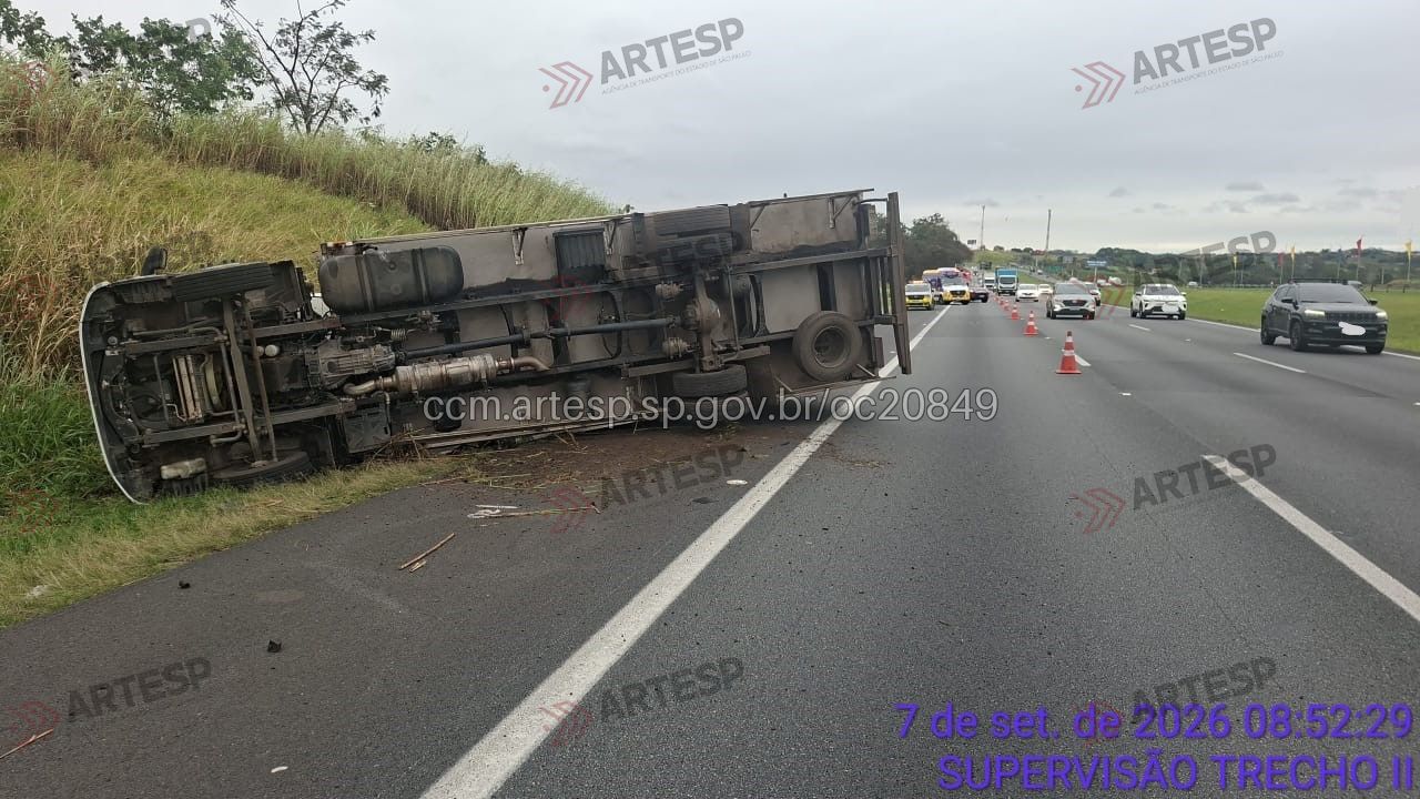 Caminhão com 2,5 toneladas de alho tomba na Rodovia dos Bandeirantes, em Campinas 