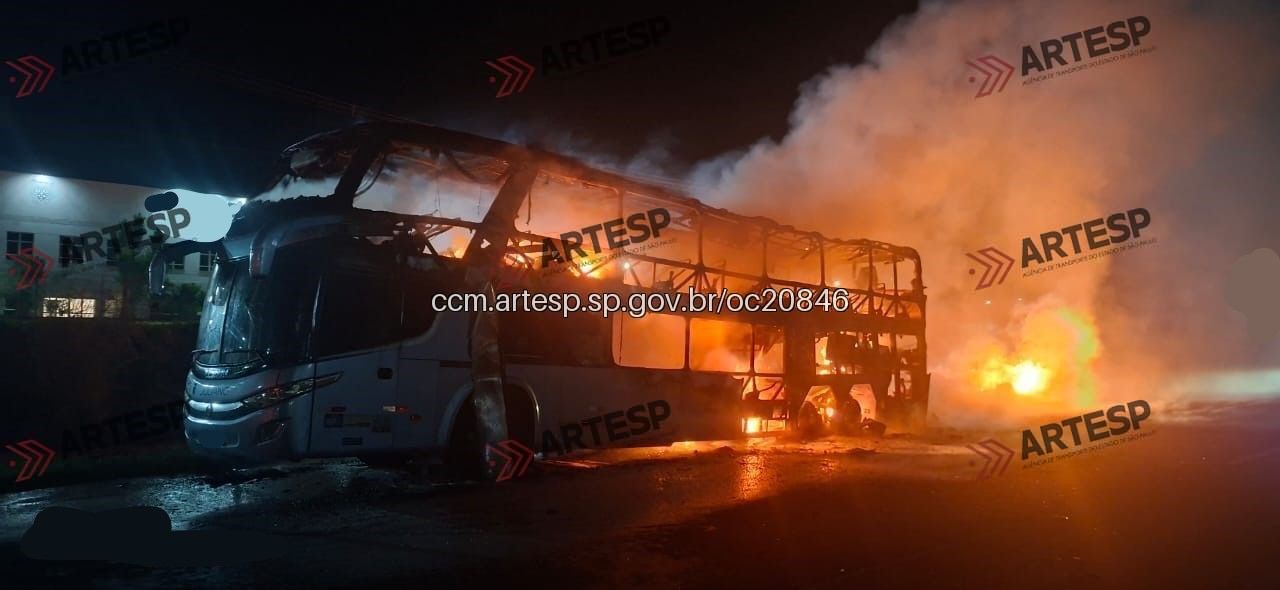 Ônibus pega fogo na Anhanguera após pane mecânica em Limeira 