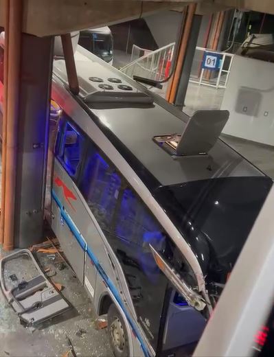 Ônibus invade área de passageiros na Rodoviária de Campinas e deixa dois feridos