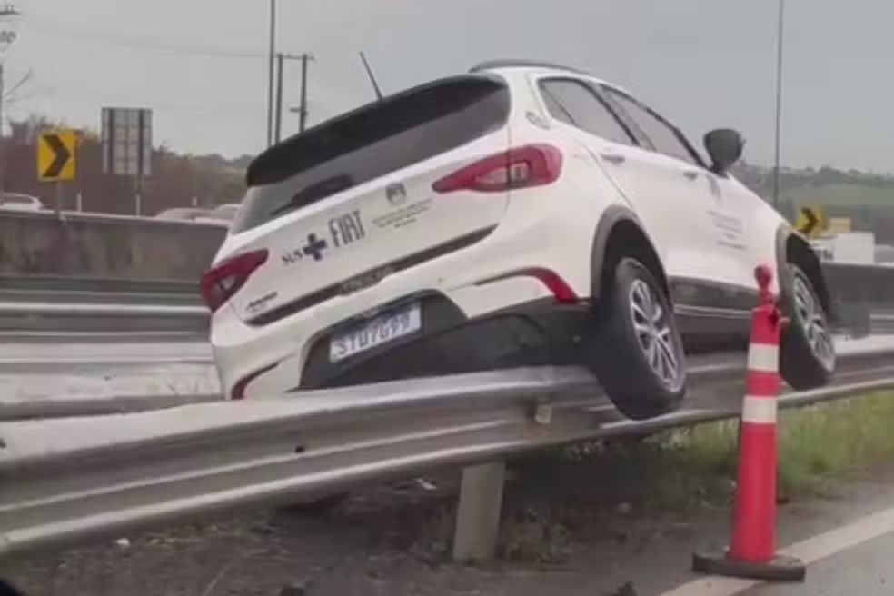 Carro da Saúde de Indaiatuba sai da pista e fica preso em guard-rail em Campinas; ninguém ficou ferido 