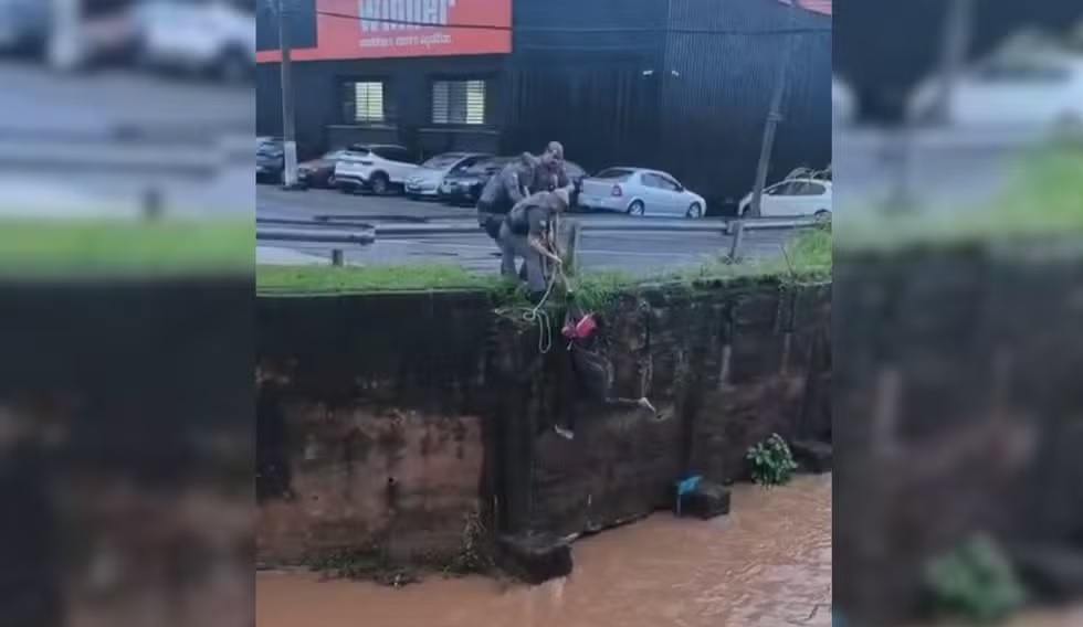 Mulher é resgatada após cair em córrego em Campinas