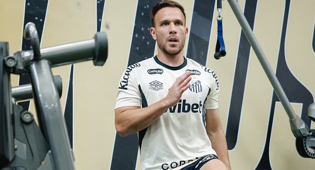 Antes de clássico, volante Arthur participa de treino com elenco do Santos