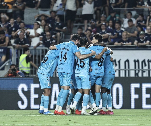 Cuca fala em pés no chão ao avaliar momento do Santos na temporada