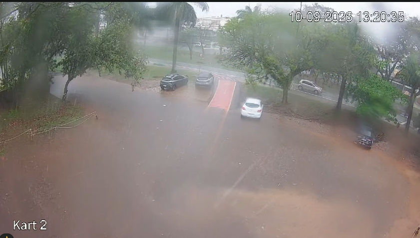 Chuva em Campinas bloqueia Kartódromo, causa goteira em escolas e quedas de muro 