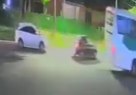 Motorista perde controle, bate em poste e capota carro em Limeira 