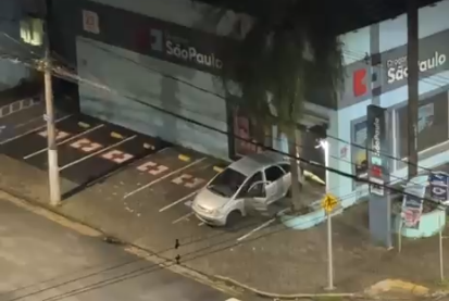 Trio invade drogaria, furta quase R$ 100 mil em produtos e um suspeito é preso em Campinas 