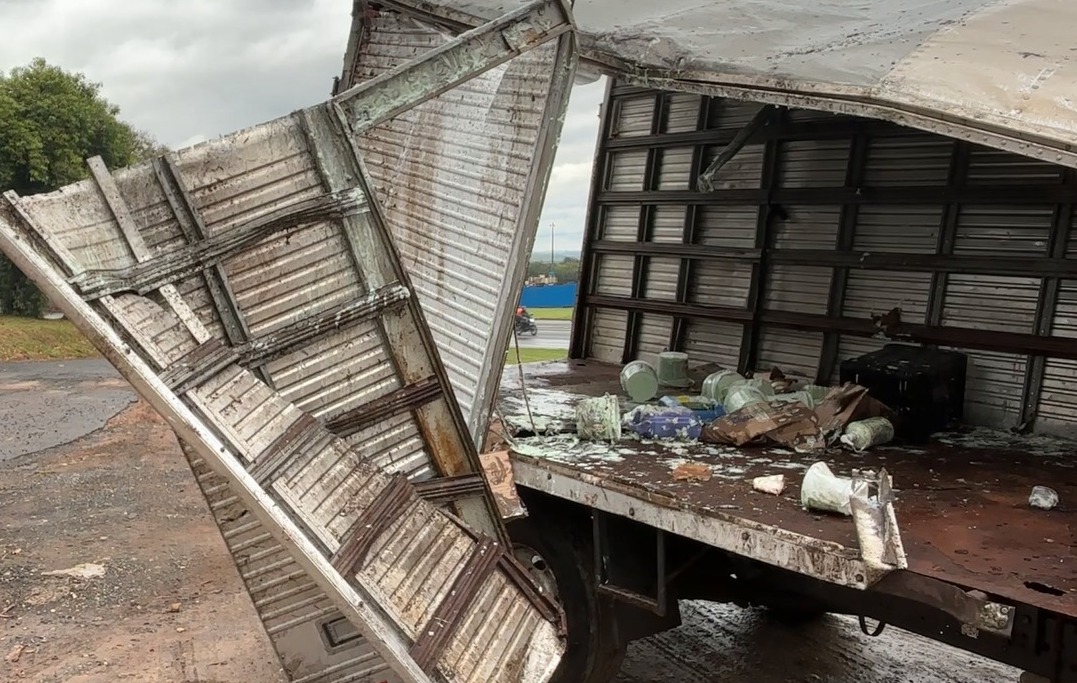 Acidente com caminhão carregado com produtos de limpeza interdita SP-304 em Santa Bárbara 