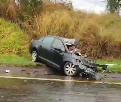 Carro e carreta batem na SP-133, em Limeira; acidente deixa uma pessoa morta 