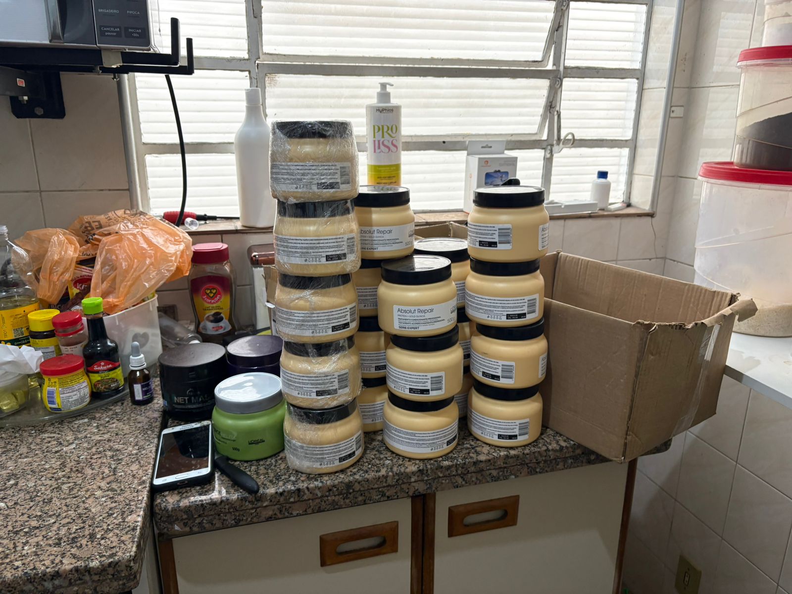 Polícia apreende produtos e insumos em indústria clandestina de cosméticos em Campinas; mulher foi detida 