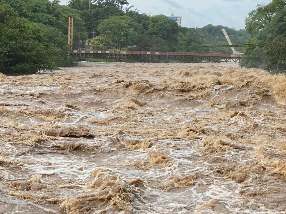Rio Piracicaba entra em nível de emergência e Defesa Civil alerta para risco de transbordamento 
