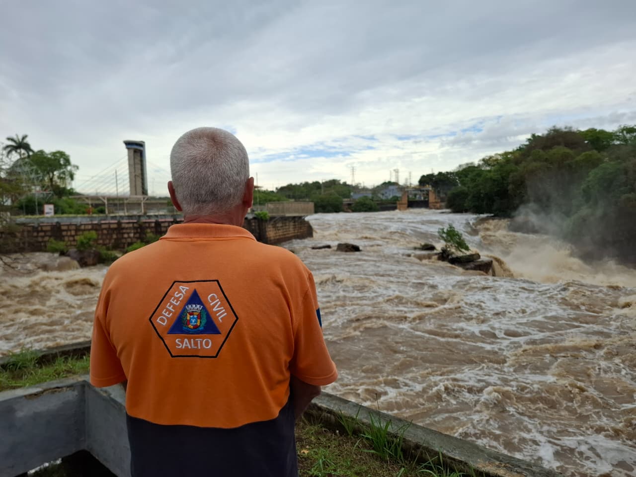 Rio Tietê registra vazão de 600 m³/s em Salto; Defesa Civil monitora cheia