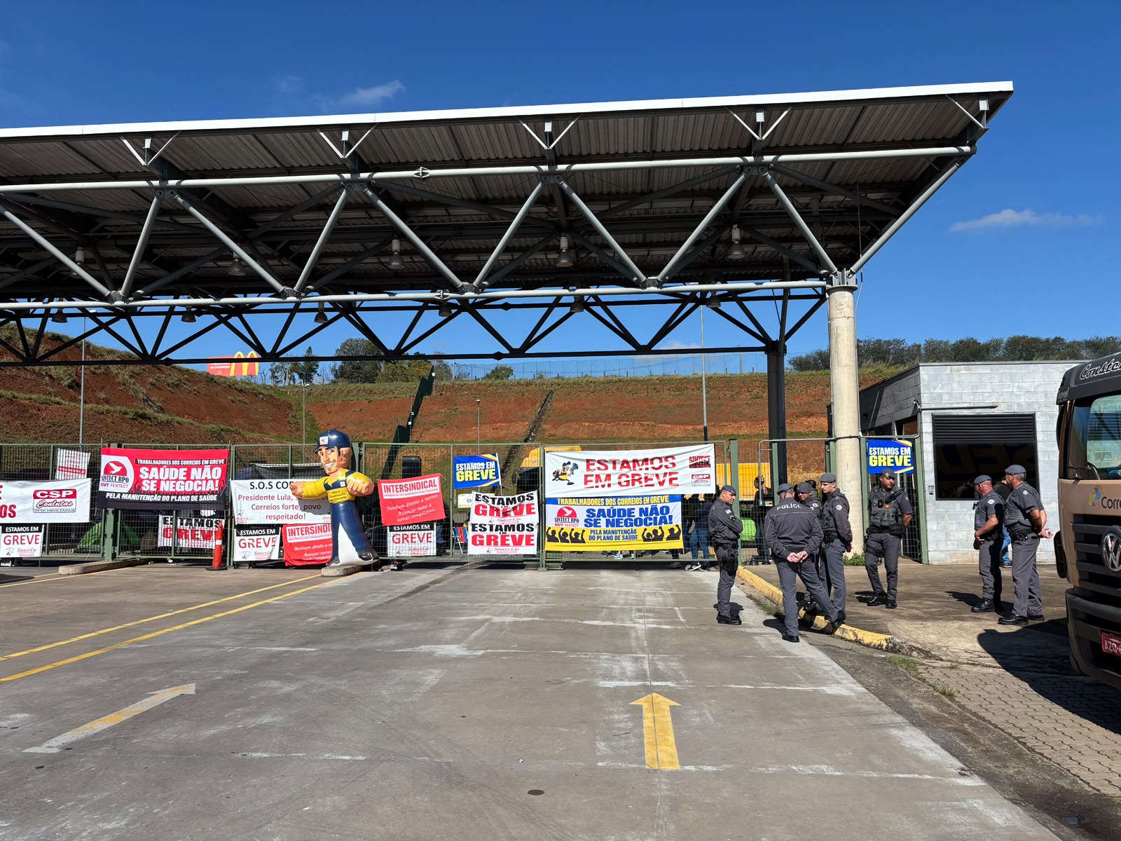 Trabalhadores dos Correios em greve ocupam Centro de Distribuição em Indaiatuba 