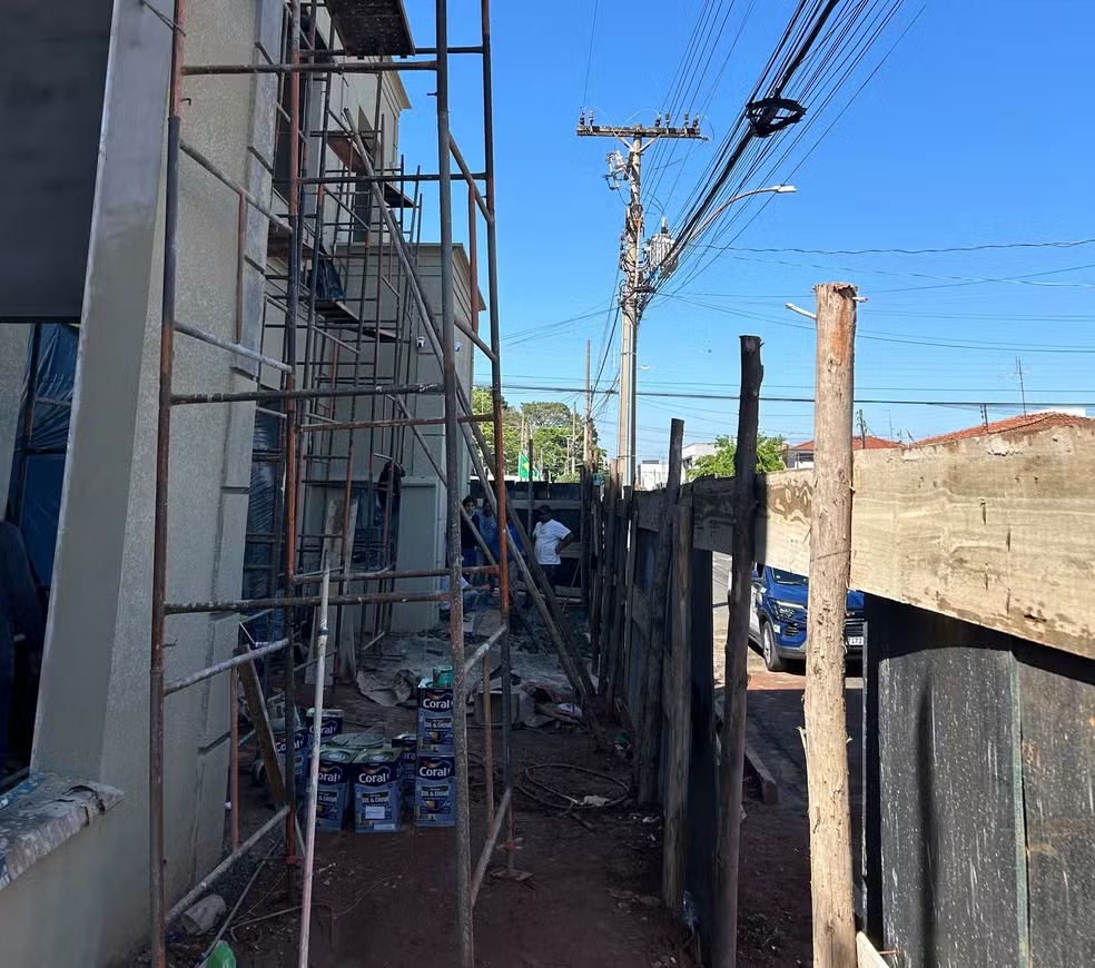 Trabalhador morre após sofrer choque elétrico e cair de andaime em Cosmópolis 