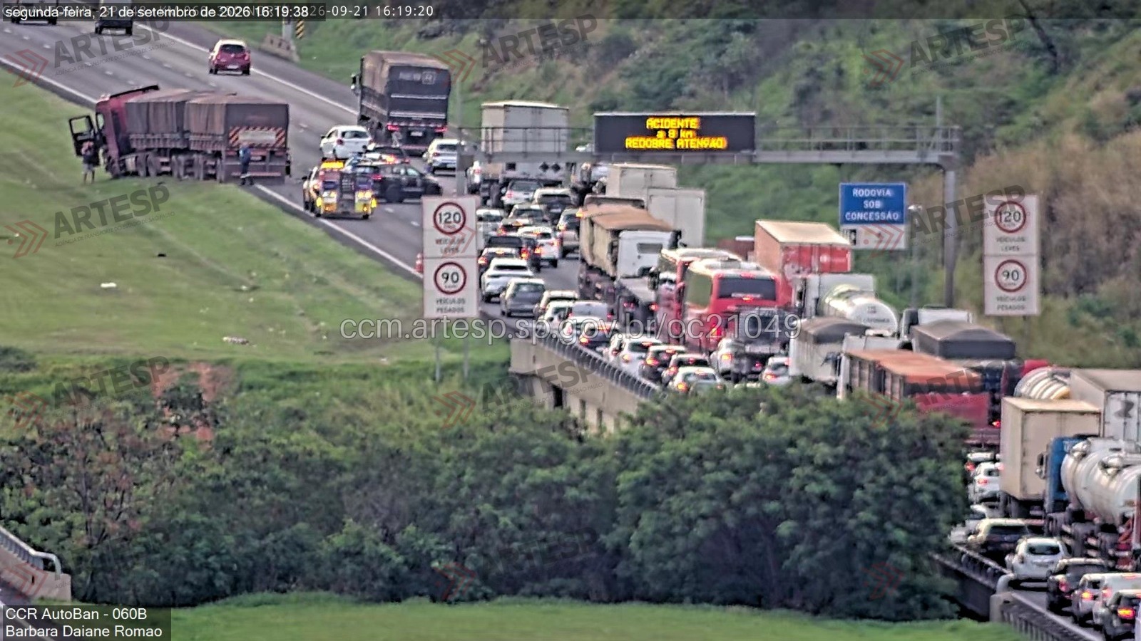 Acidente com quatro veículos deixa 10 vítimas na Rod. dos Bandeirantes em Jundiaí