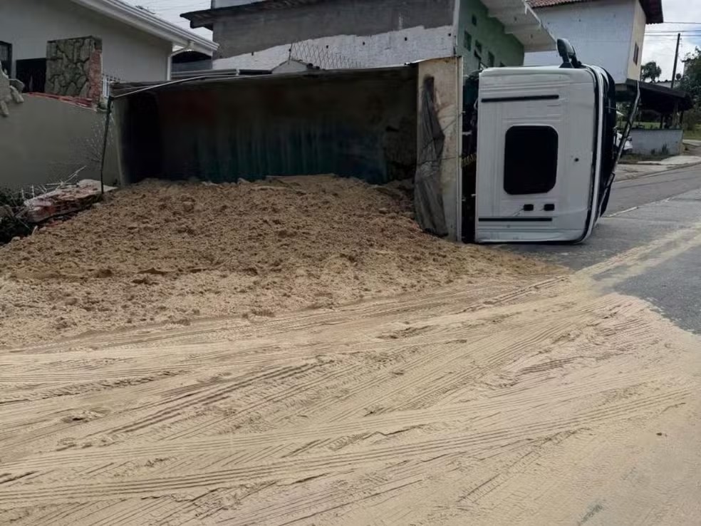 Caminhão carregado com areia bate em muro de casa em Vinhedo 