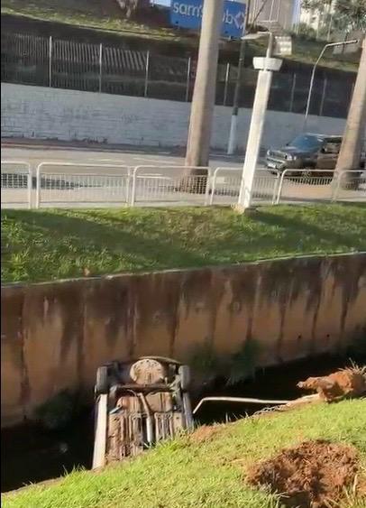 Carro cai em córrego após motorista perder o controle em Americana 