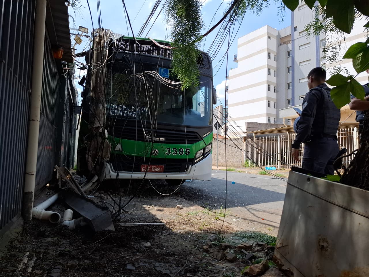 Motorista de ônibus tem mal súbito, veículo atinge fiação e complica trânsito na Júlio Frank de Arruda