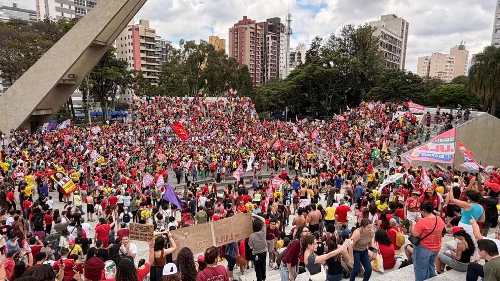 Manifestantes fazem ato em apoio à reeleição de Lula no Centro de Campinas