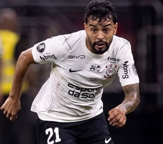 Lateral desfalca treino e vira problema no Corinthians