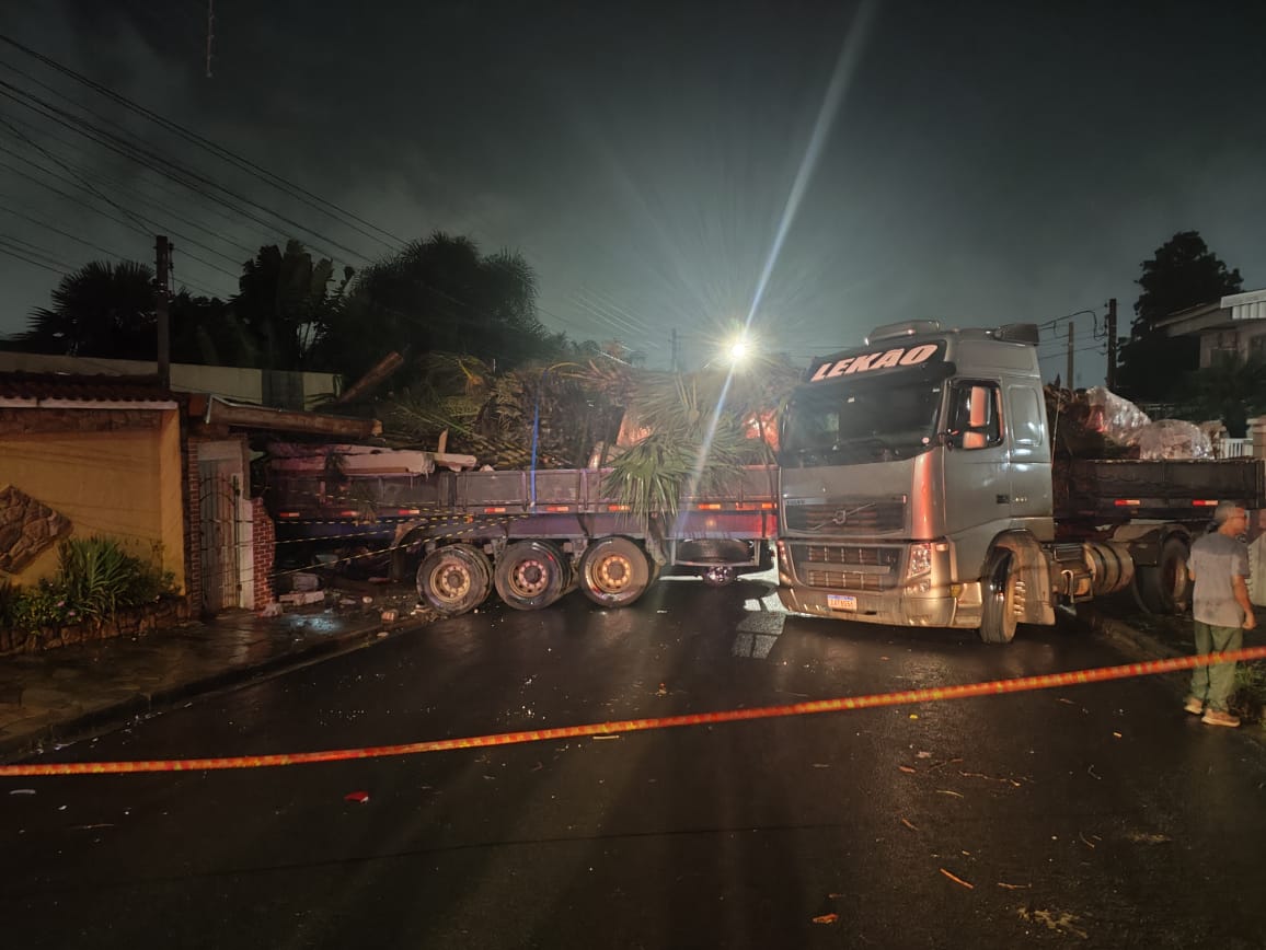 Caminhão invade residência após acidente em rua de Limeira