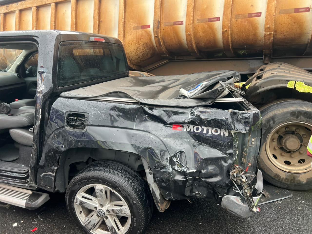 Acidente entre carretas e carros causa congestionamento na Anhanguera, em Sumaré 