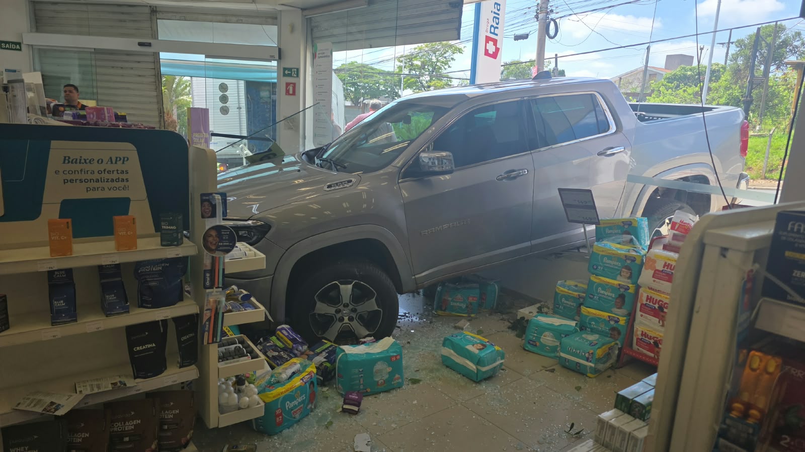 Motorista perde controle e invade farmácia em Limeira