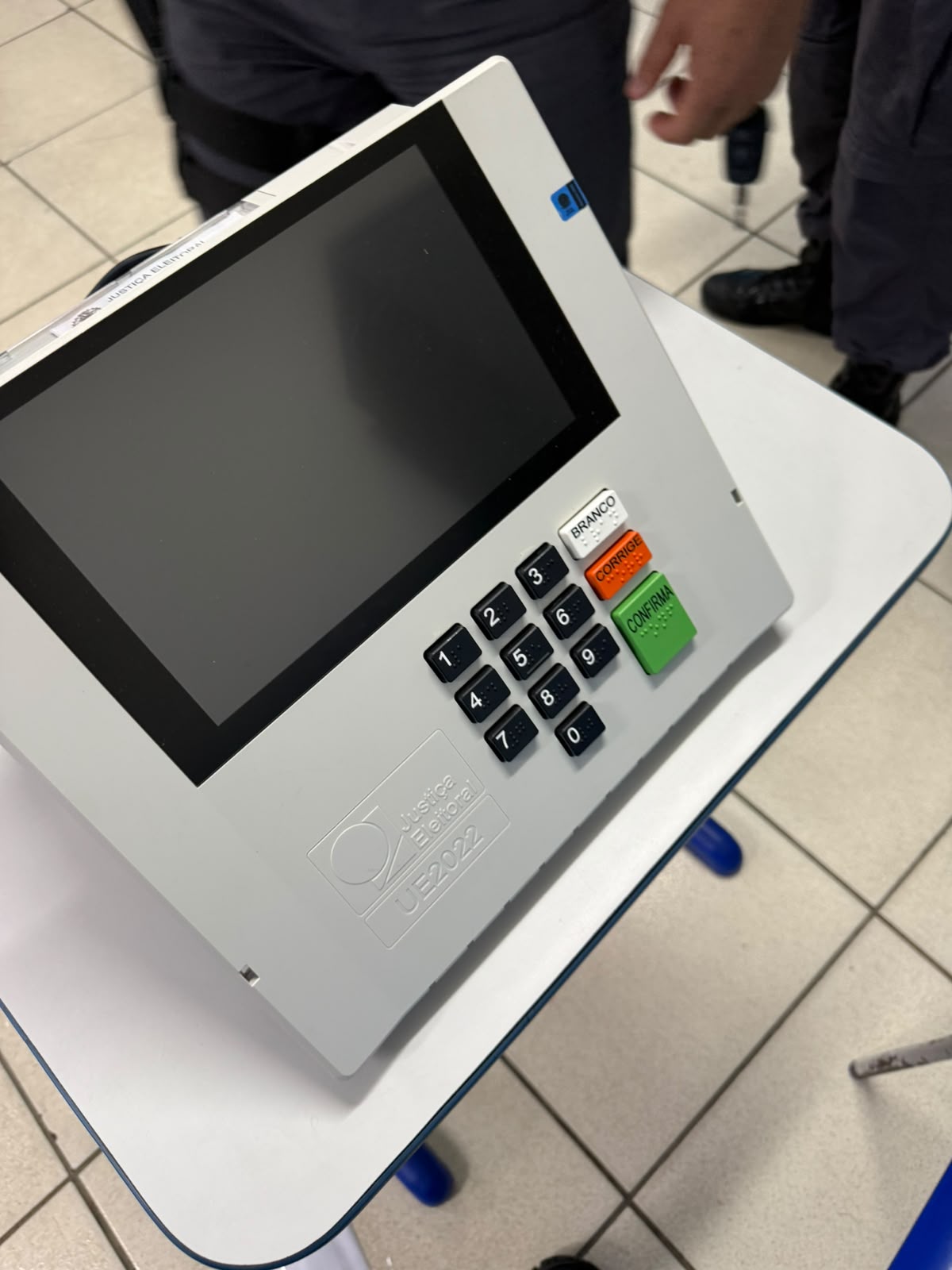 Urna eletrônica é trocada após teclas serem coladas em Santo Antônio de Posse