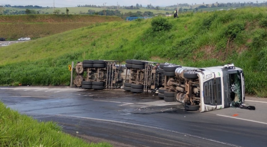 Caminhão com diesel tomba e interdita acesso entre rodovias em Campinas
