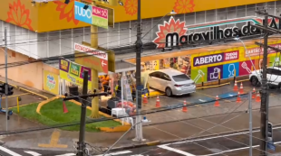 Carro invade loja na Avenida Barão de Itapura em Campinas 
