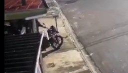 Dupla furta motocicleta BMW de dentro de garagem em Hortolândia 